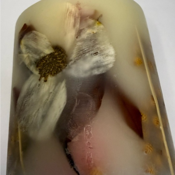 Pier 1 Imports First Bloom Candle Featuring A Botanical Design Premier Bourgeon - Picture 3 of 10